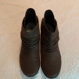 Women’s Clarks cloudsteppers ankle boots